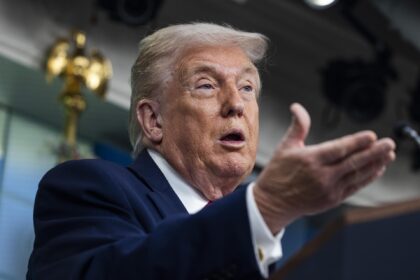 Trump niega cambio climático ante histórica tormenta invernal en EE.UU.