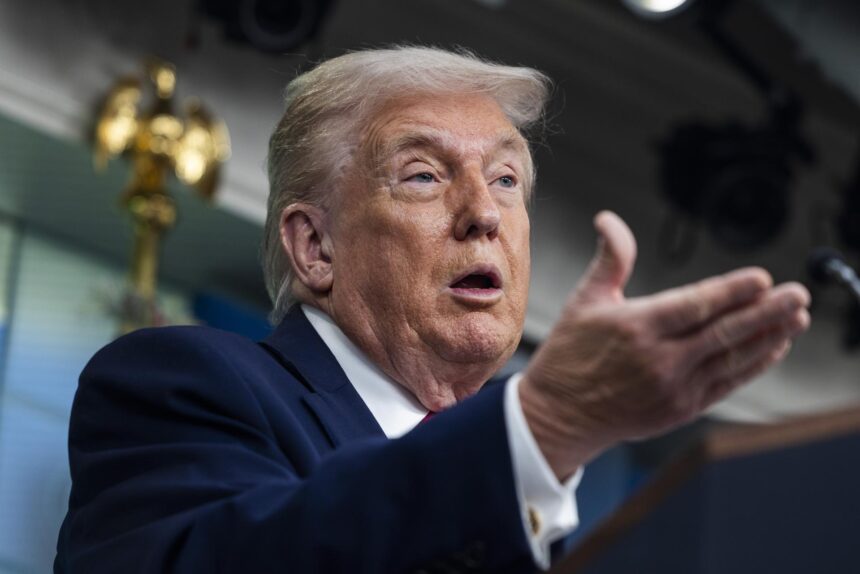 Trump niega cambio climático ante histórica tormenta invernal en EE.UU.