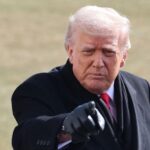 Trump advierte que flota de EE UU en Irán está lista para actuar