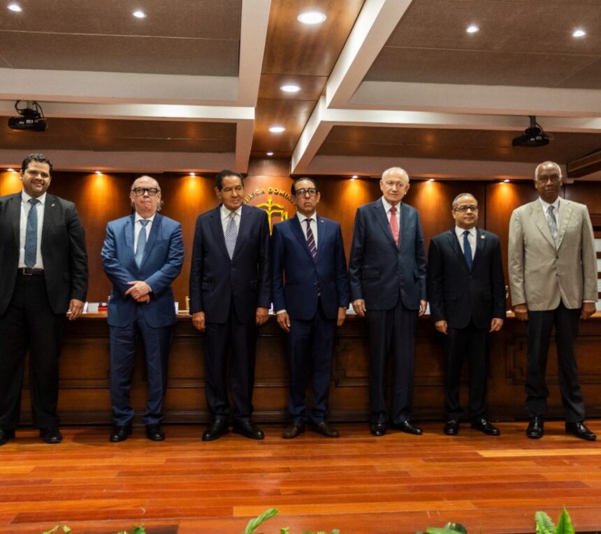 Ramón Herrera Carbuccia presenta libros sobre Derecho Laboral y Constitución