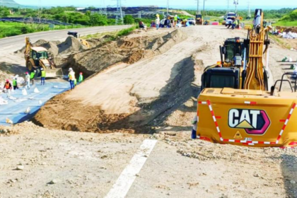 Persisten grietas en la Circunvalación de Baní tras tormenta