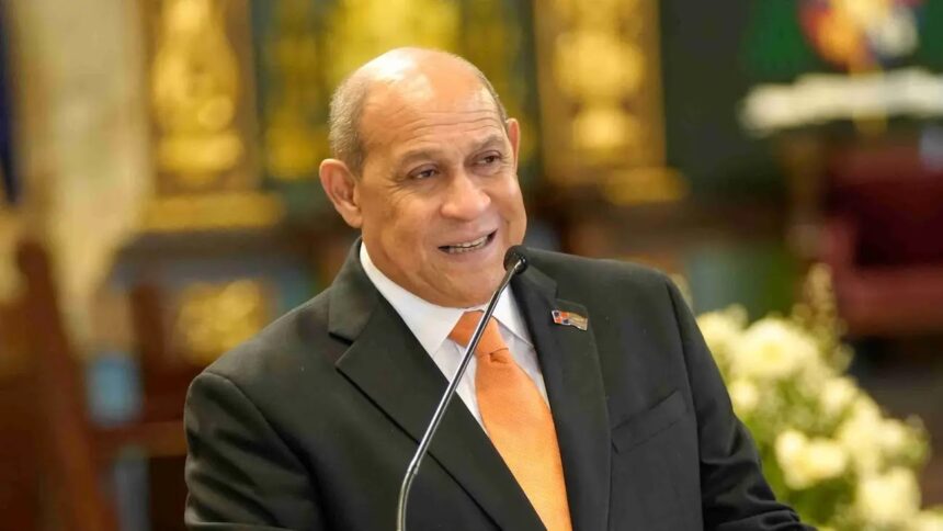 Abinader nombra a Santos Badía en MESCyT y a Espinosa contralor