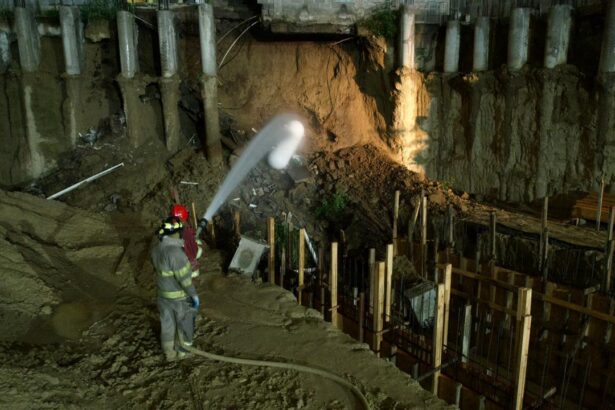 Bomberos controlan fuga de gas tras deslizamiento en asilo de Santiago