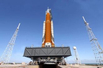 NASA realiza maniobra clave de Artemis II rumbo a la órbita lunar