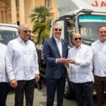 Abinader entrega 25 vehículos al Inespre para distribución alimentaria