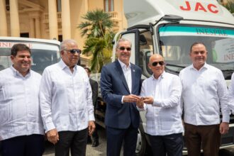 Abinader entrega 25 vehículos al Inespre para distribución alimentaria