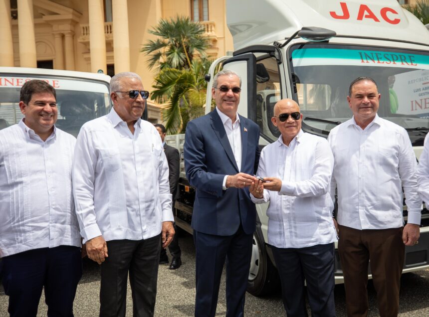 Abinader entrega 25 vehículos al Inespre para distribución alimentaria