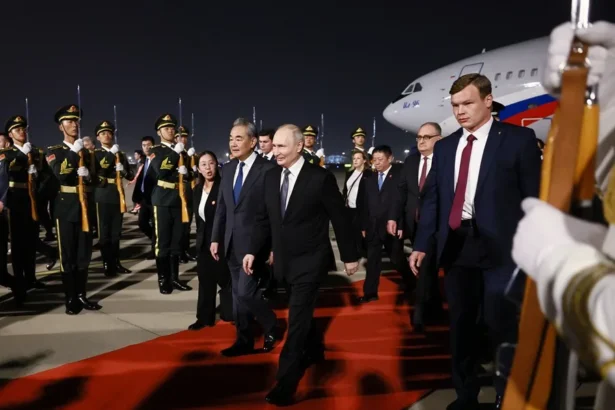 Putin y Xi Jinping se reúnen en Pekín para fortalecer alianza