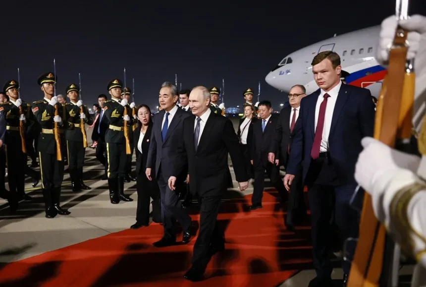 Putin y Xi Jinping se reúnen en Pekín para fortalecer alianza