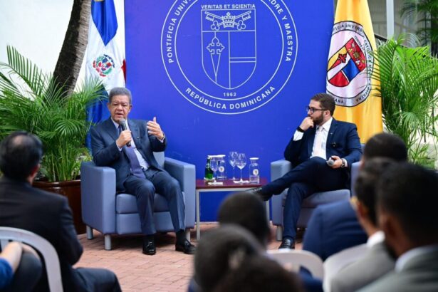 Leonel Fernández destaca lectura y pensamiento crítico en liderazgo