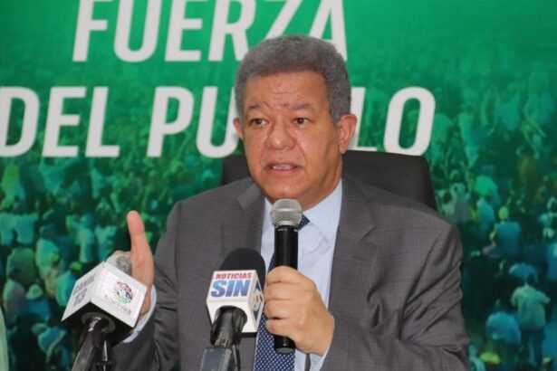 Leonel Fernández aborda economía y seguridad en “La Voz del Pueblo”