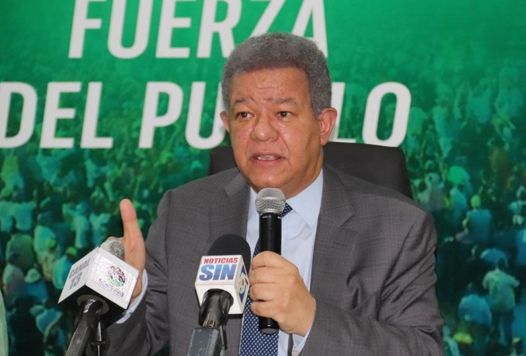 Leonel Fernández aborda economía y seguridad en “La Voz del Pueblo”