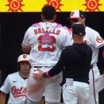 Samuel Basallo baja de Orioles tras choque en el plato ante Oakland