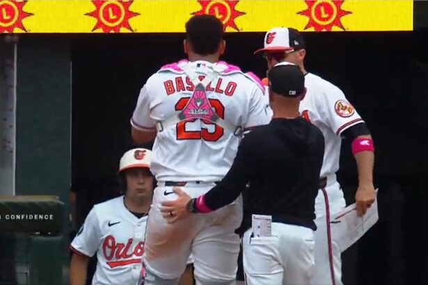 Samuel Basallo baja de Orioles tras choque en el plato ante Oakland