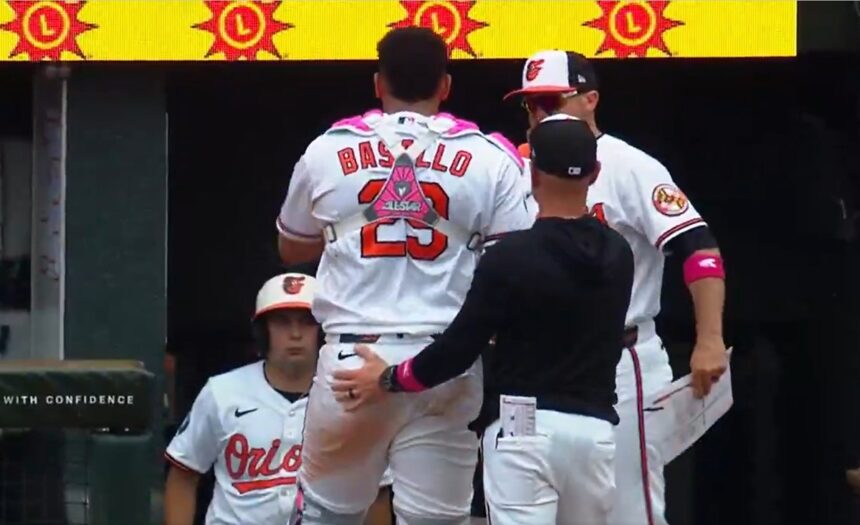 Samuel Basallo baja de Orioles tras choque en el plato ante Oakland