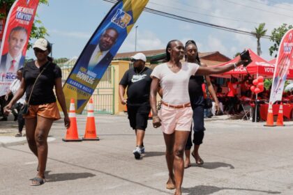 Philip Davis y el PLP ganan reelección histórica en Bahamas