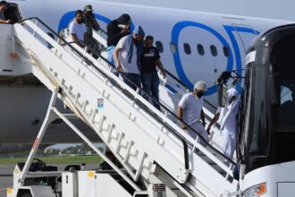 Oposición exige transparencia en acuerdo de deportados con EE UU