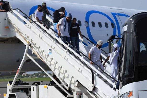 Oposición exige transparencia en acuerdo de deportados con EE UU