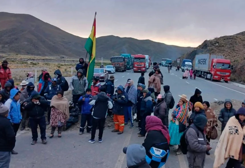 Bolivia sufre insurrección y bloqueos por alza histórica de combustibles