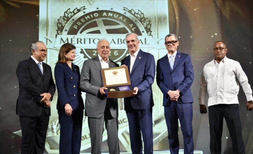 Félix García recibe Premio al Mérito Laboral en República Dominicana