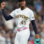 Abner Uribe, suspendido un juego en MLB por gesto inapropiado