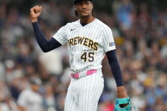 Abner Uribe, suspendido un juego en MLB por gesto inapropiado