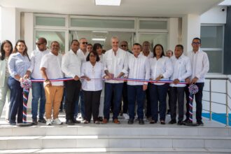 Abinader inaugura hospital materno infantil modernizado en Barahona