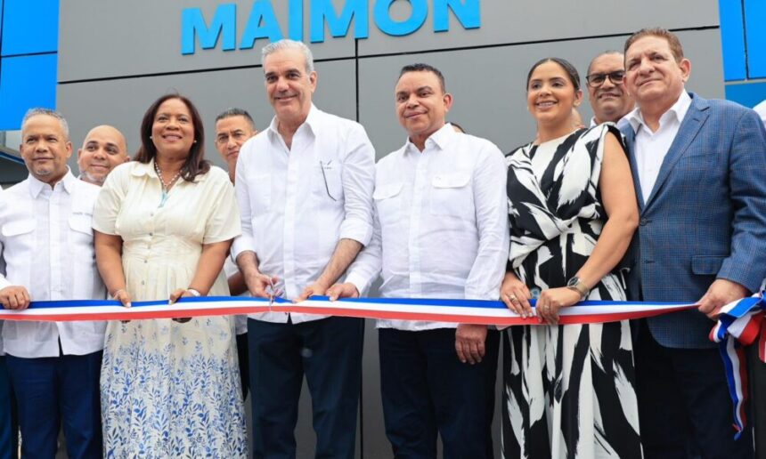Abinader inaugura hospital renovado y ampliado en Maimón