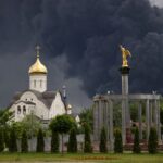 Ucrania ataca refinería en Moscú y detiene vuelos y tráfico