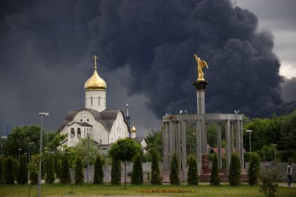 Ucrania ataca refinería en Moscú y detiene vuelos y tráfico