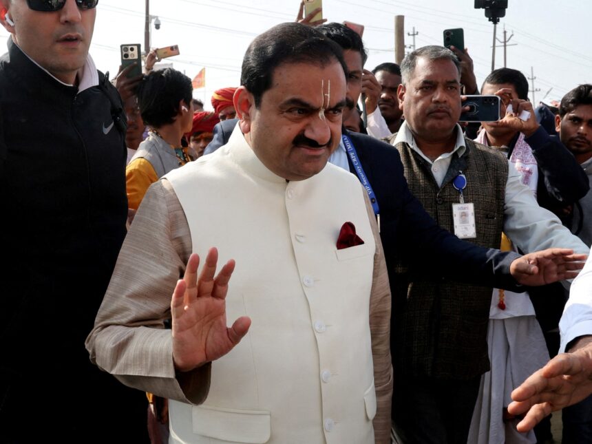Juez de EE. UU. exige al DOJ explicar retiro de cargos a Adani