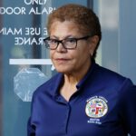 Karen Bass no responde a acusaciones de nacionalismo blanco en LAPD