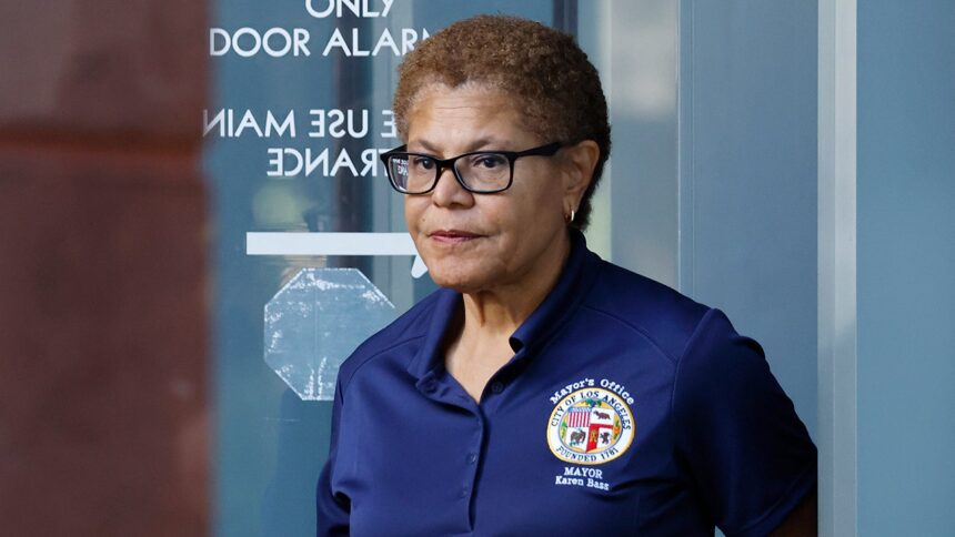 Karen Bass no responde a acusaciones de nacionalismo blanco en LAPD