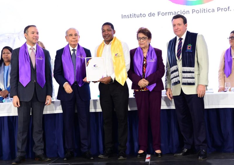 PLD gradúa a 700 en Programa de Formación Política