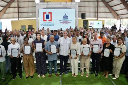 Abinader entrega 400 títulos de propiedad en Montecristi